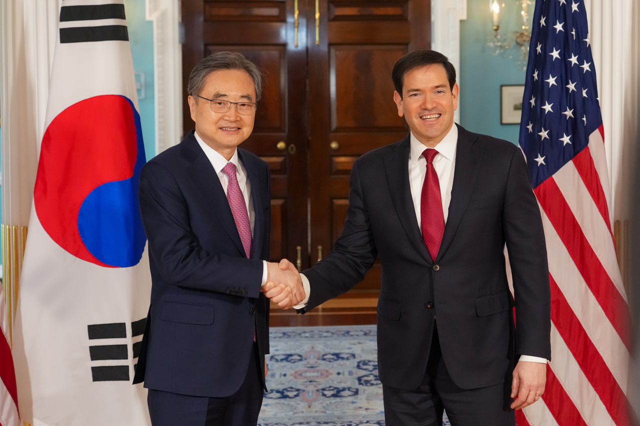 South Korean Foreign Minister Cho Hyun (left) shakes hands with US Secretary of State and National Security Advisor Marco Rubio during their bilateral talks in Washington on Tuesday (local time). (Ministry of Foreign Affairs)