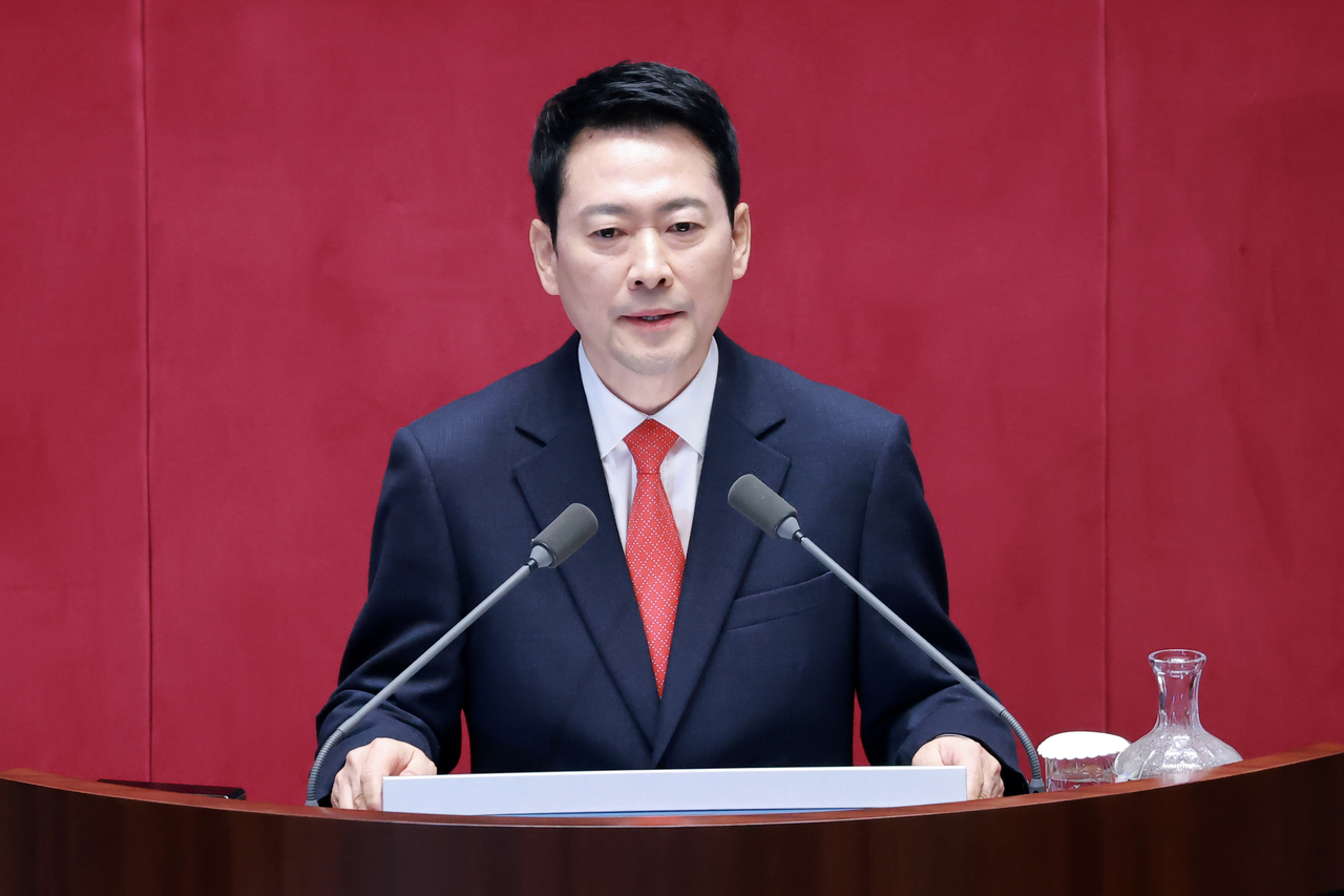 Opposition leader Rep. Jang Dong-hyeok delivers his parliamentary speech at the National Assembly on Wednesday. (Yonhap)