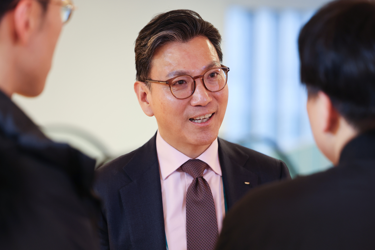 Kim Jae-youl, president of the International Skating Union and a member of the International Olympic Committee (IOC), chats with reporters on the sidelines of the 145th IOC Session in Milan on Feb. 4, 2026. (Yonhap)