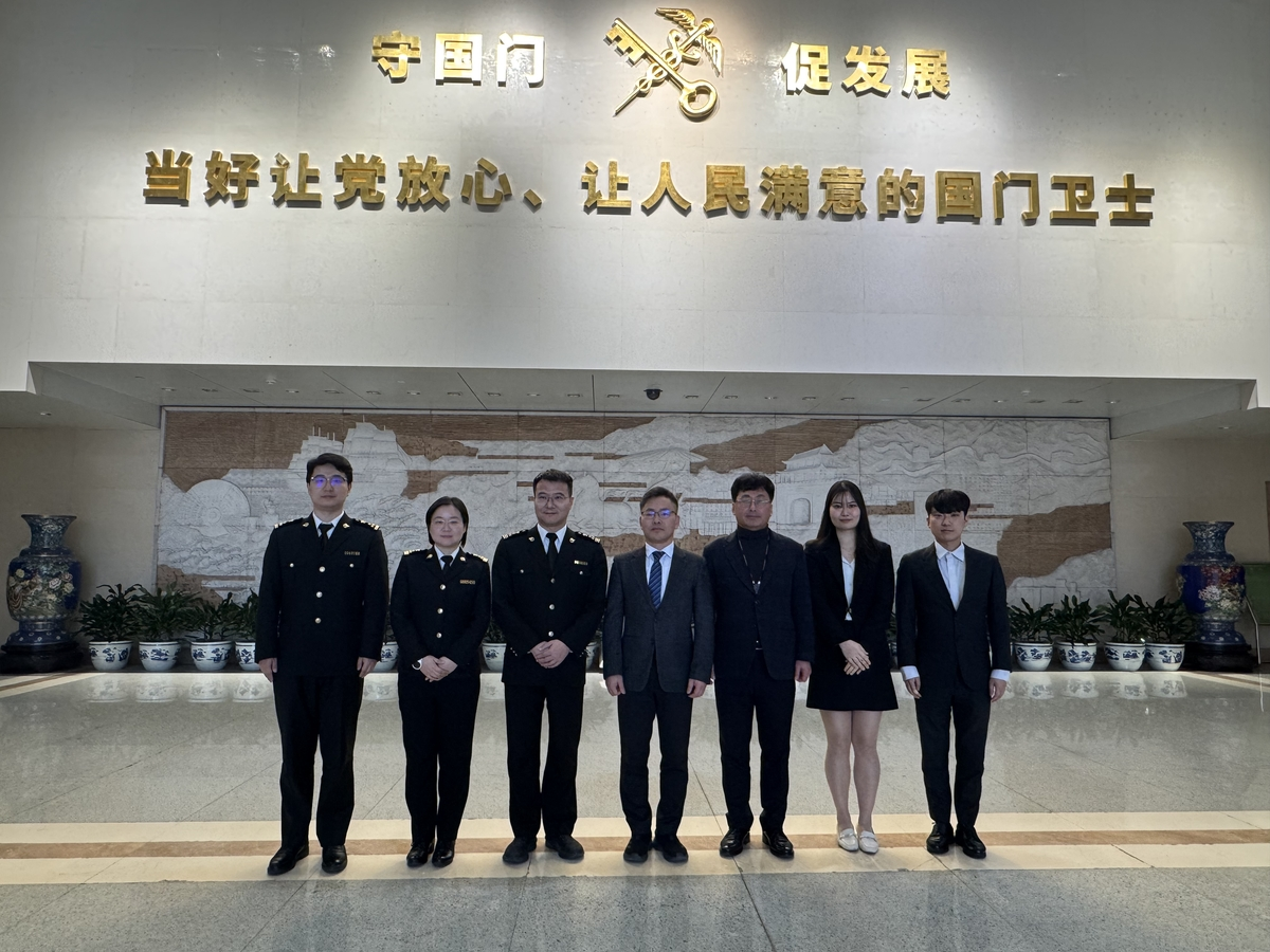 This image, provided by the Korea Customs Service on Thursday shows customs authorities from South Korea and China posing for a photo during their talks in Beijing on Tuesday. (Yonhap)