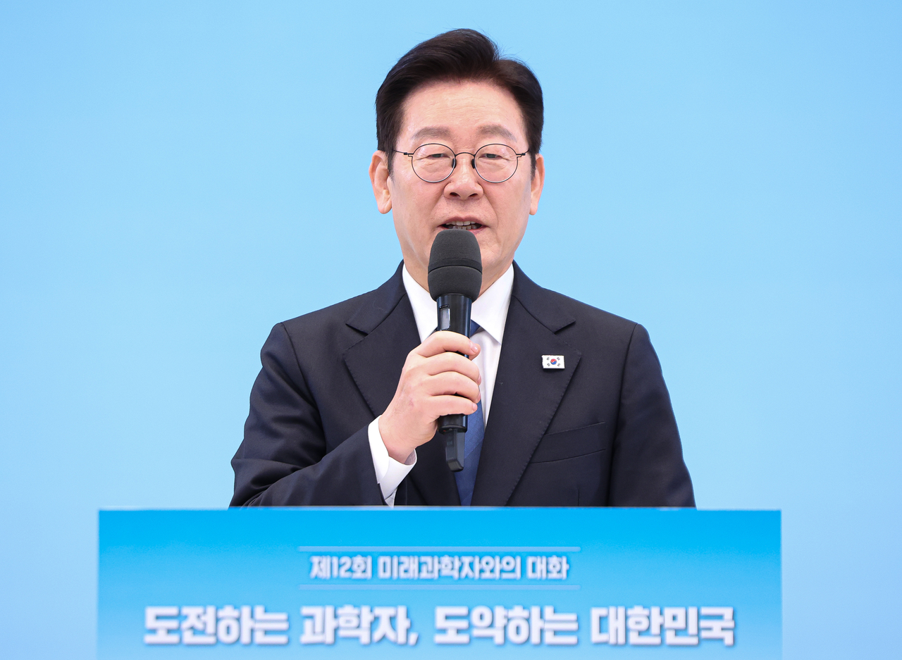 President Lee Jae Myung attends a meeting with young scientists at the presidential office Cheong Wa Dae in Seoul on Thursday to confer scholarship certificates and medals on them. (Pool photo by Yonhap)