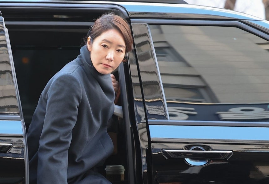 Independent lawmaker, Kang Sun-woo steps out of a vehicle upon arriving at the Seoul Metropolitan Police Agency’s Public Corruption Investigation Unit in Mapo-gu, Seoul, on Jan. 3.  (Yonhap)
