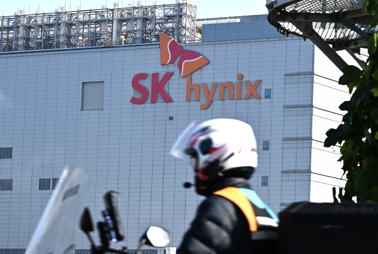 The SK hynix headquarters in Icheon, Gyeonggi Province, is seen in October last year. (Newsis)