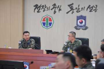 진영승 합참의장이 5일 지상작전사령부를 방문해 전술토의에서 작전지도를 하고 있다. [합참 제공]