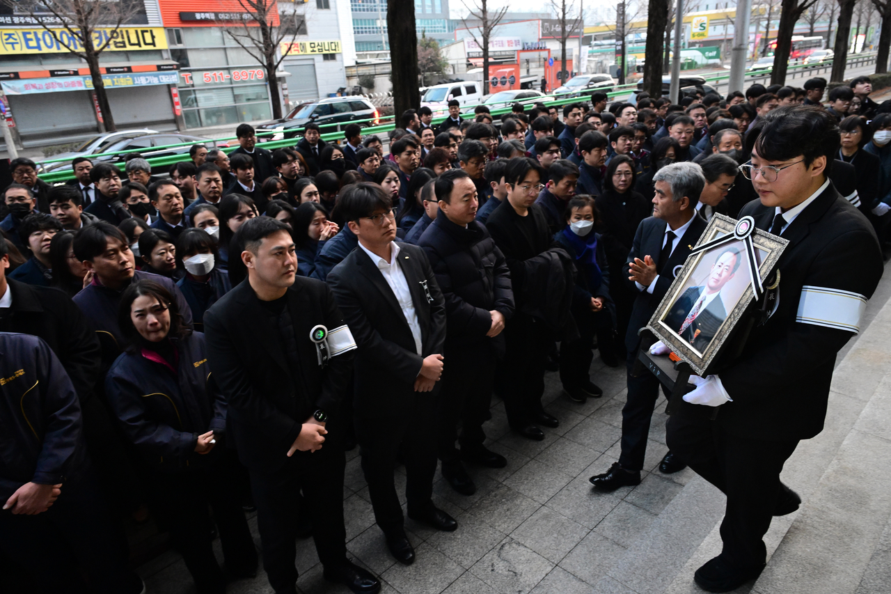 Employees pay tribute to the late Jung Chang-sun, chairman of Jungheung Group, in front of the company’s headquarters in Buk-gu, Gwangju, on Thursday, the day of his funeral procession. (Park Hae-mook/The Korea Herald)