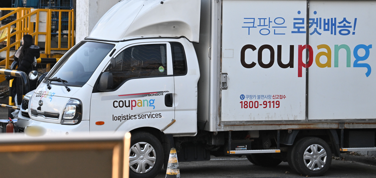A Coupang delivery truck is parked at a Coupang logistics center in Seoul on Jan. 4. (Im Se-jun/The Korea Herald)