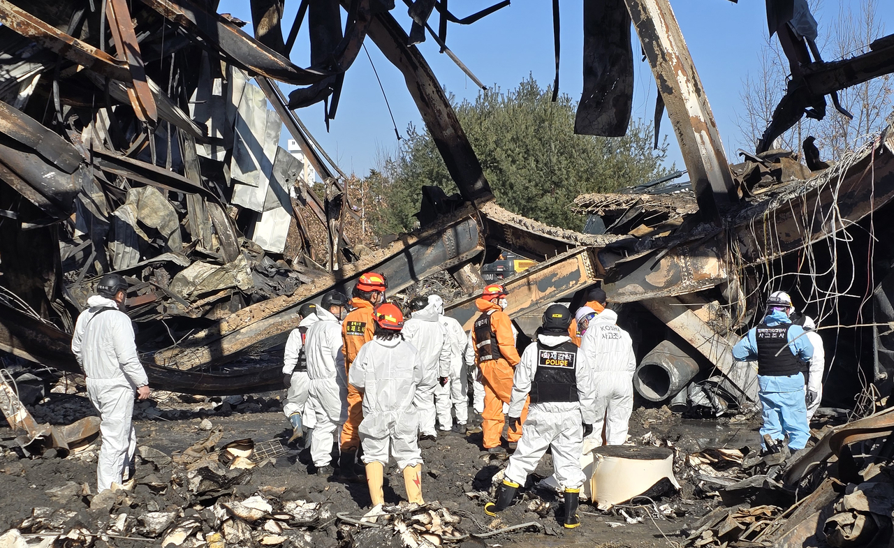 Police, fire authorities and the National Forensic Service conduct a joint investigation of the factory fire site in Eumseong-gun, North Chungcheong Province, Tuesday. (Yonhap)