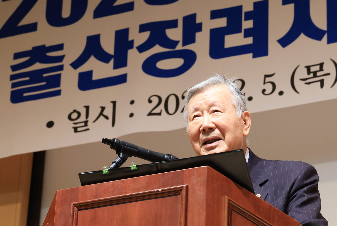 Booyoung Group Chairman Lee Joong-keun delivers a speech at the company event marking the payment of childbirth incentives on Thursday. (Yonhap)