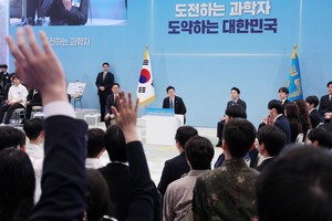 Lee meets with young scientists, discusses expansion of alternative military service