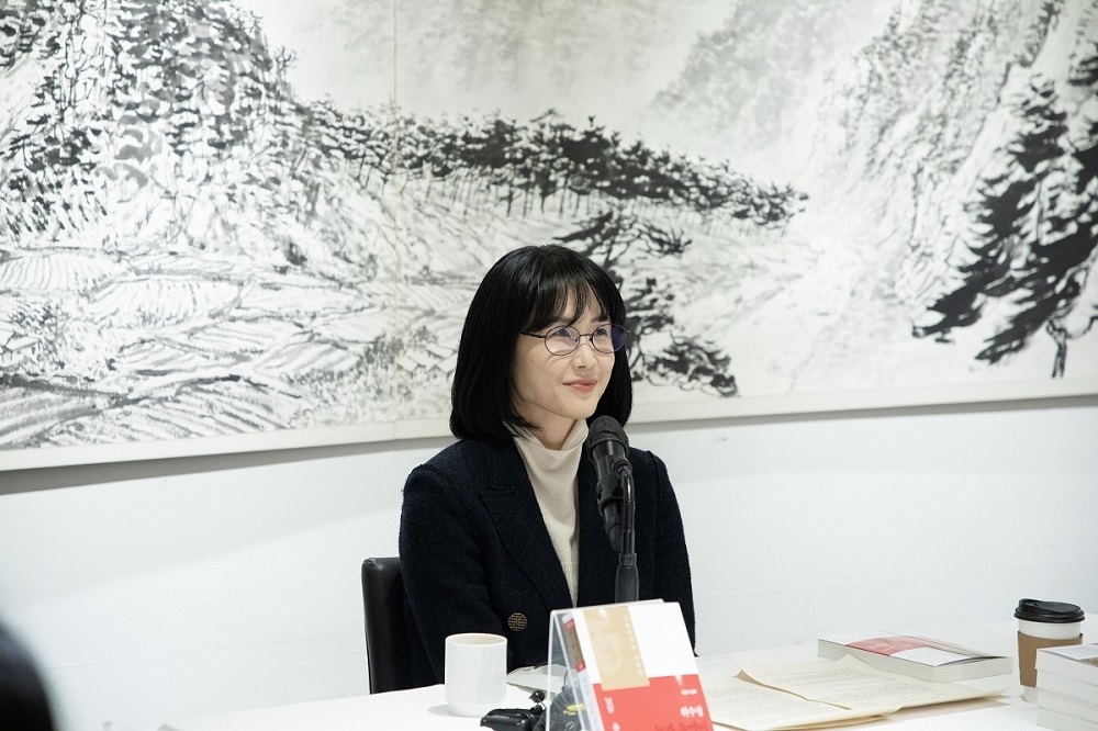 위수정 작가가 지난달 27일 서울 중구의 한 음식점에서 열린  ‘제49회 이상문학상 대상 발표 기자간담회’에서 이야기하고 있다. [다산북스]