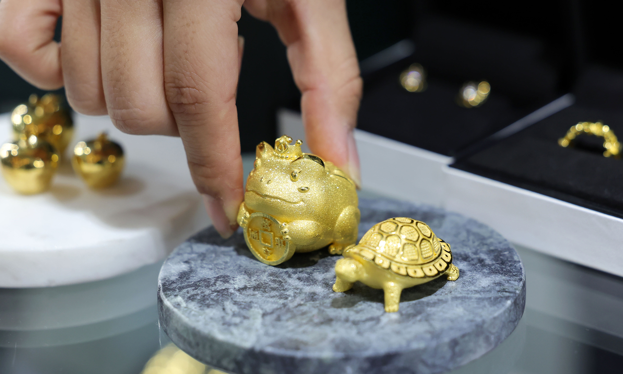 Golden toad and golden turtle symbols of wealth and good fortune displayed in Jongno-gu Seoul. (Newsis)