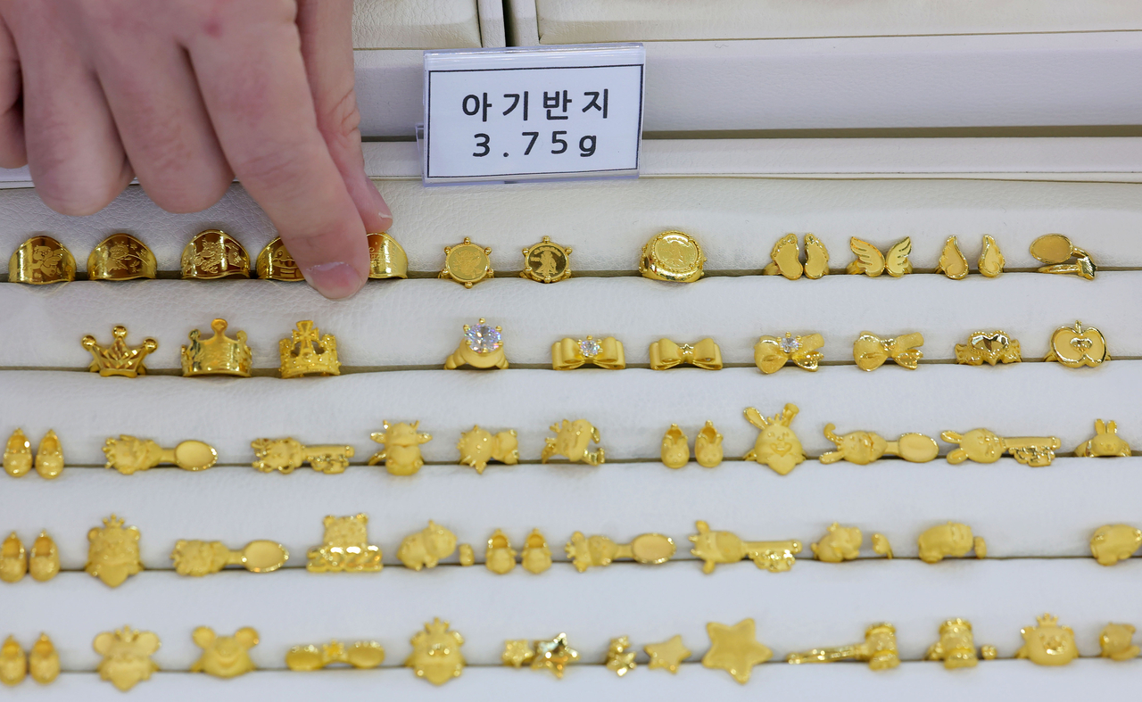 A selection of 3.75-gram dolbanji, gold rings traditionally given on a baby’s first birthday. The rings now cost about 1.1 million won -- nearly five times more than they did a decade ago. (Newsis)