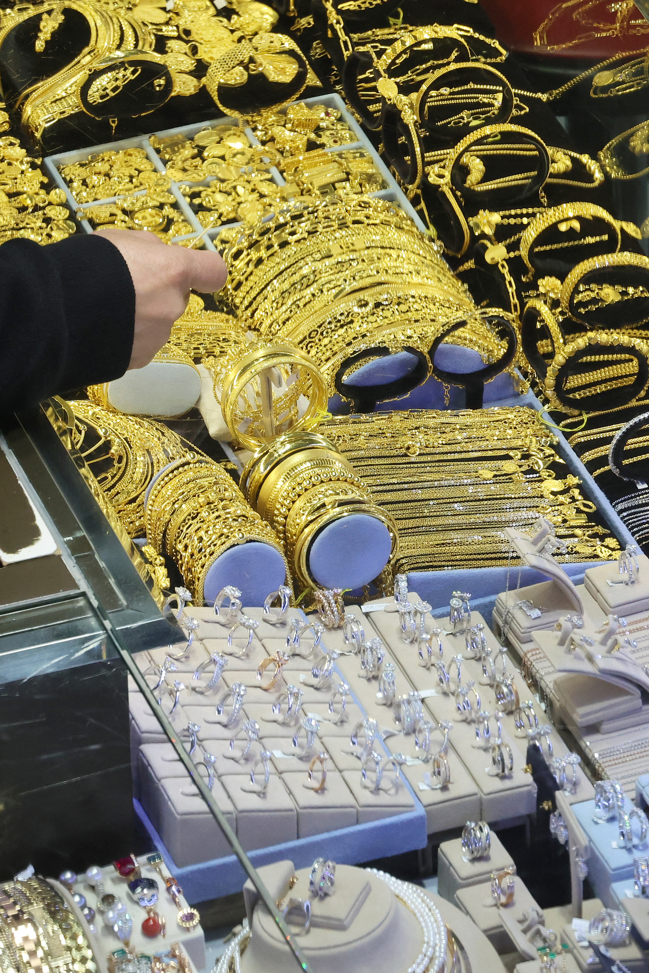 Gold and silver products at a jewelry shopping district in Jongno-gu Seoul. (Newsis)