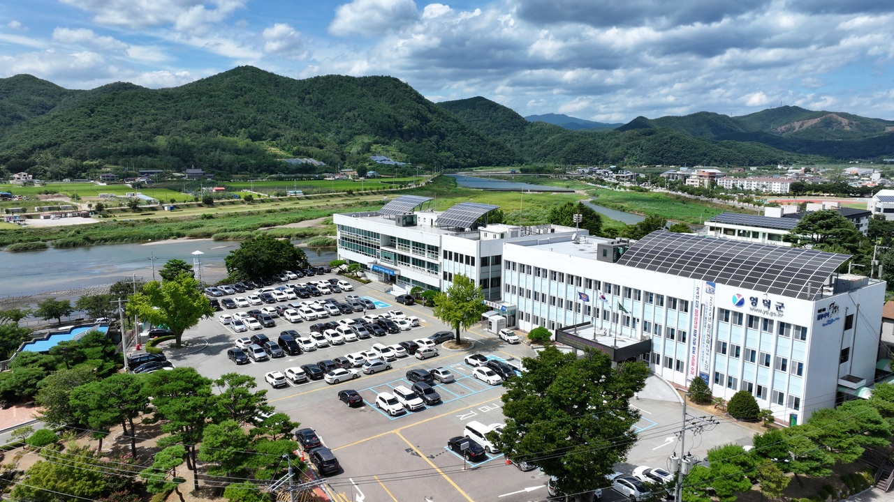 영덕군청사 전경.[영덕군 제공]