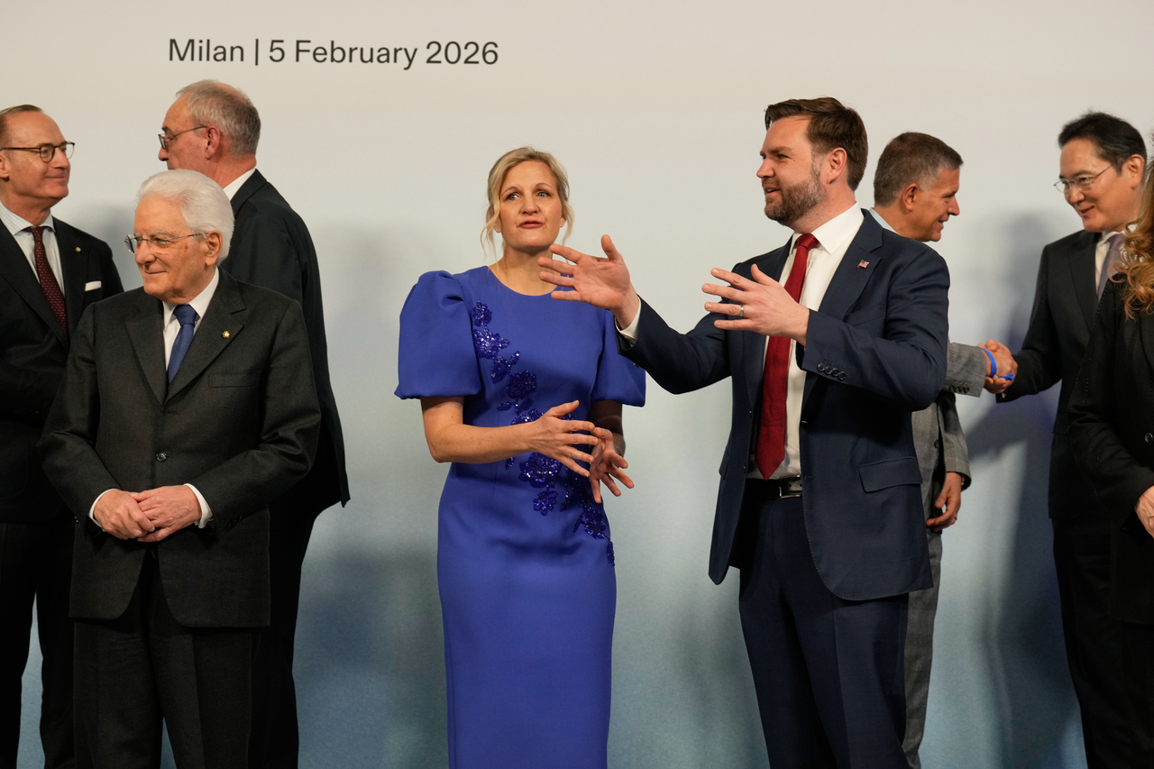 Samsung Electronics Chair Lee Jae-yong (right) is seen in this picture, along with IOC President Kirsty Coventry and Vice President JD Vance  at the Heads of  states dinner at 2026 Winter Olympics, in Milan, Italy, Thursday. (AP-Yonhap)