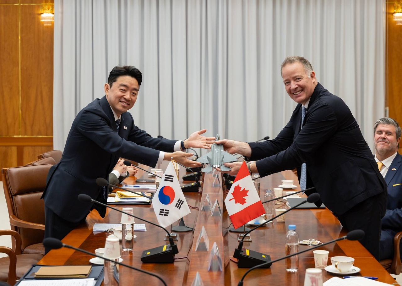 Presidential Chief of Staff Kang Hoon-sik meets with Canada's secretary of state for defense procurement Stephen Fuhr at Cheong Wa Dae in Seoul on Friday. (Kang's Facebook)
