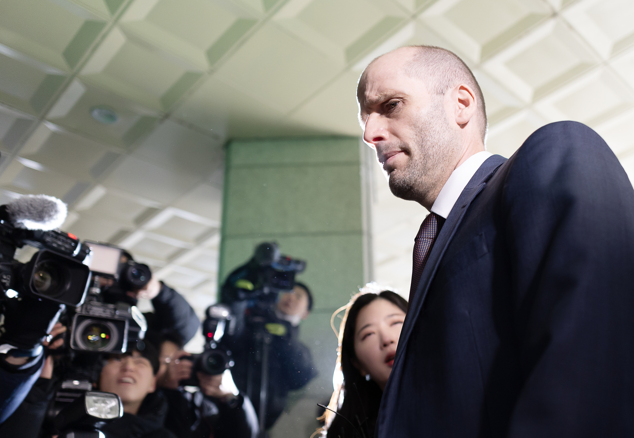 Harold Rogers, interim chief executive of Coupang Corp., arrives at the Seoul Metropolitan Police Agency's headquarters in Seoul on Jan. 30. (Yonhap)