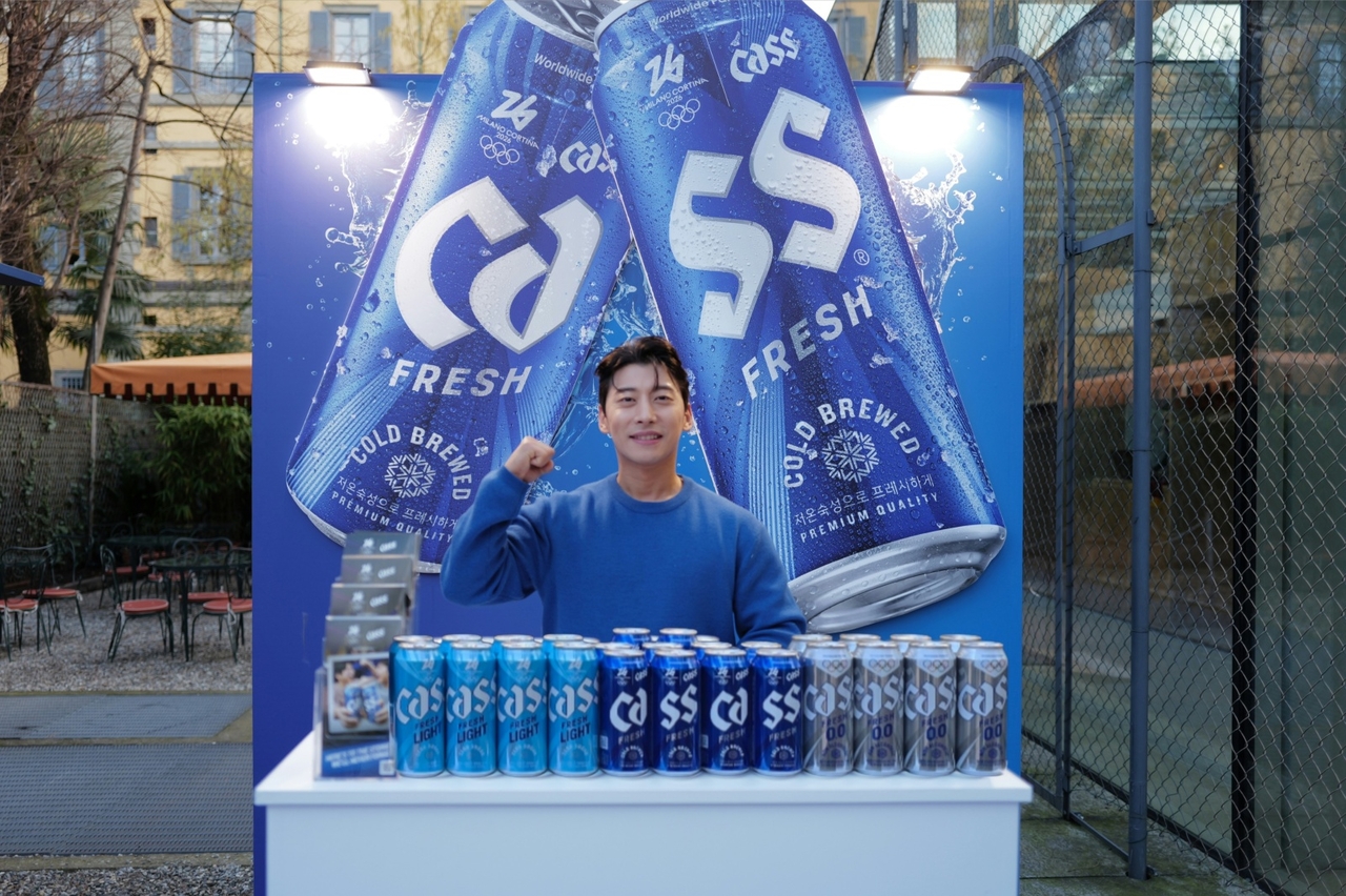 카스 밀라노 동계올림픽 앰버서더 곽윤기 선수가 밀라노 코리아하우스 카스 부스 앞에서 기념촬영을 하고 있다. [오비맥주 제공]