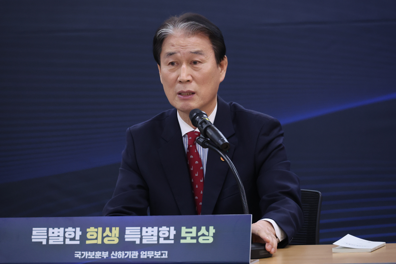 Veterans Minister Kwon Oh-eul speaks during a policy briefing of the ministry held at the goverment complex in the central city of Sejong, in this file photo from Jan. 14. (Yonhap)