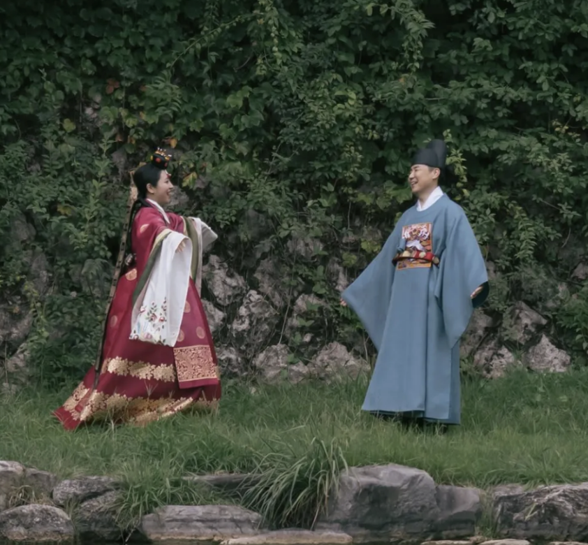 A photo of a couple wearing hanbok, submitted to a hanbok photo-and-story contest hosted by the Hanbok Center (Hanbok Center)
