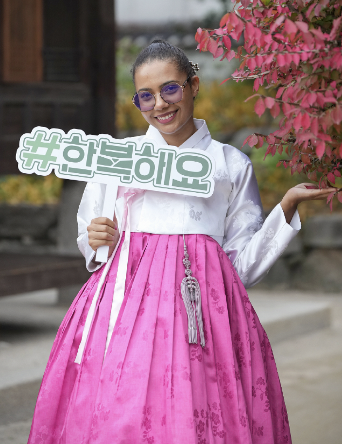 A foreign national dressed in hanbok poses for photos (Hanbok Center)