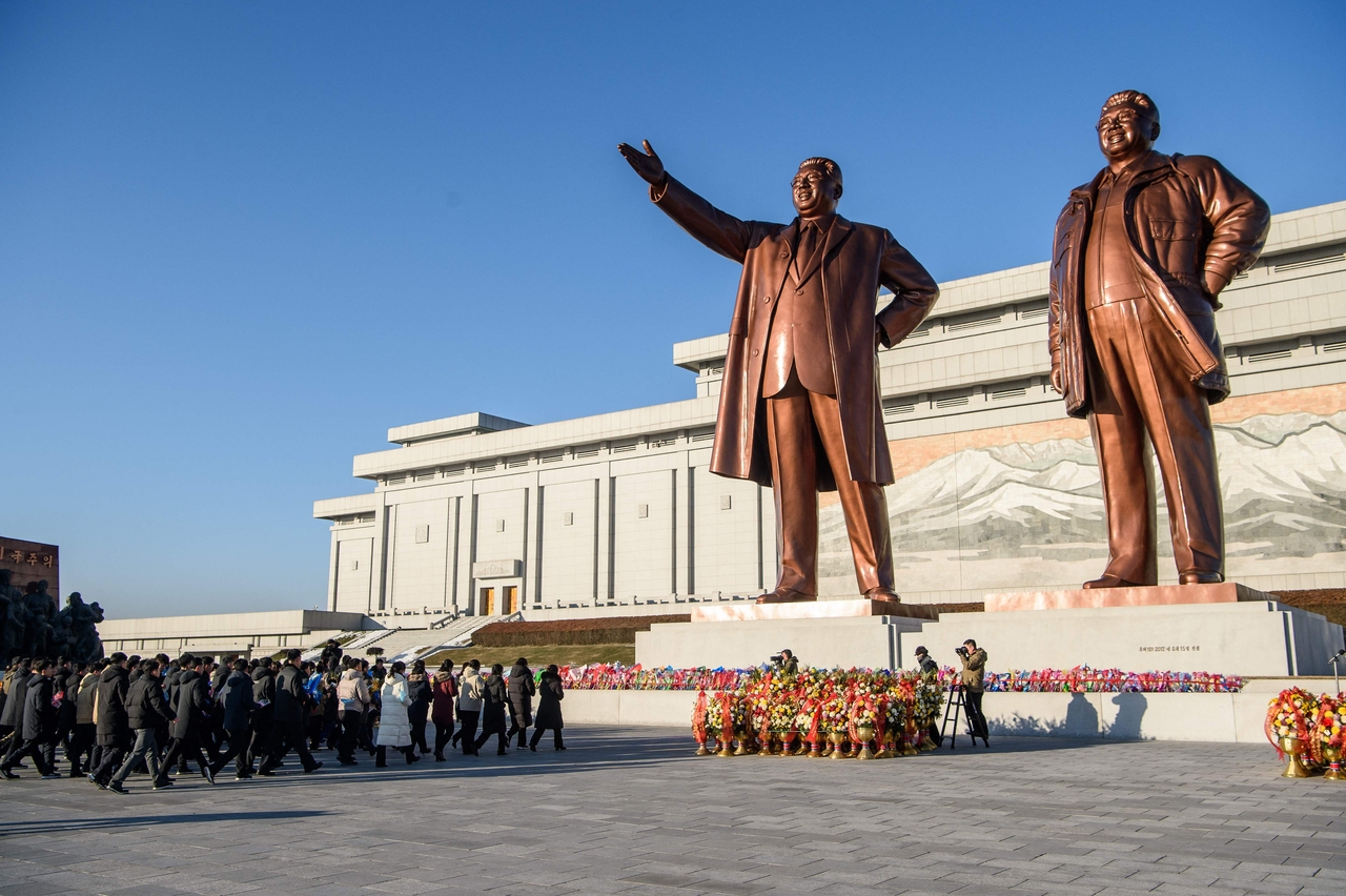 People visit Mansu Hill to lay bouquets of flowers to pay their respects in front of statues of late North Korean leaders Kim Il Sung and Kim Jong to mark the new year on Jan. 1, 2026. (AFP)