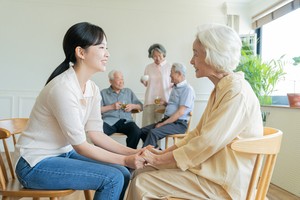 “우린 치료비 3600만원, 우린 1억원까지” 100만 치매 시대 보험경쟁 점입가경