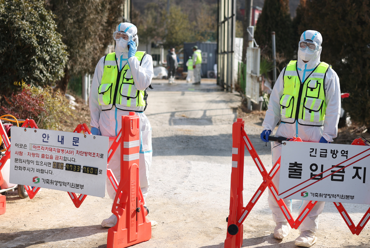 A farm in Changnyeong-gun, South Gyeongsang Province is being quarantined after African swine fever case was detected, on Wednesday. (Yonhap)