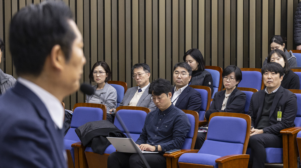 5일 국회에서 열린 더불어민주당 정책 의원총회에서 공소청법·중수청법에 대한 정부안을 설명하기 위해 국무총리실 산하 검찰개혁추진단 관계자들이 정청래 대표의 검찰 개혁 관련 발언을 듣고 있다. [연합]