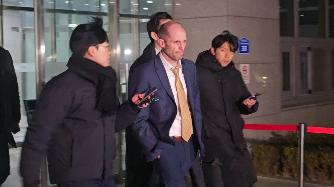 Coupang's interim CEO Harold Rogers leaves the Seoul metropolitan investigative headquarters in Mapo on Friday. (Yonhap)