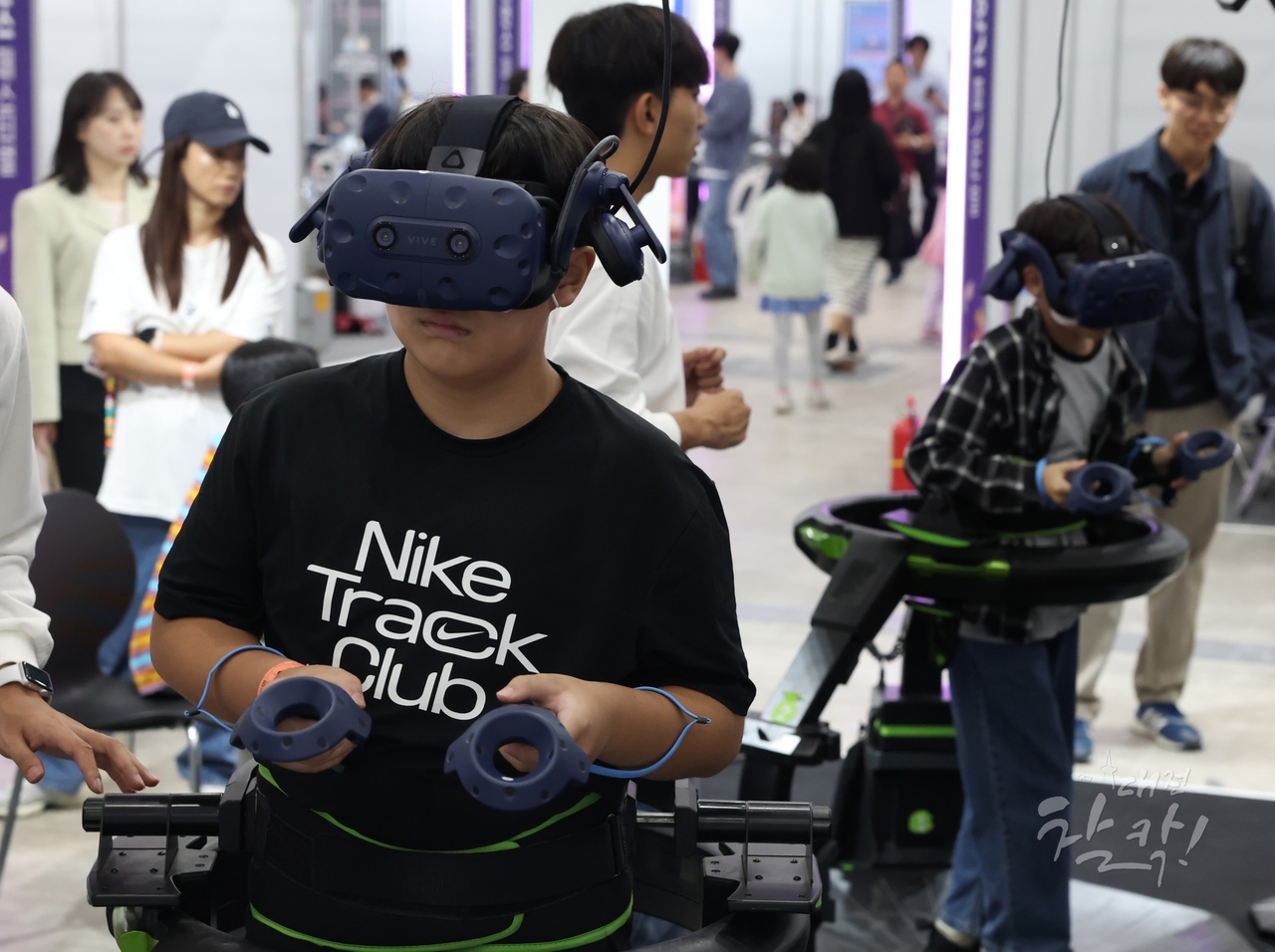 Participants of Daejeon Science Festival are trying out robots displayed. (Daejeon Metropolitan City)