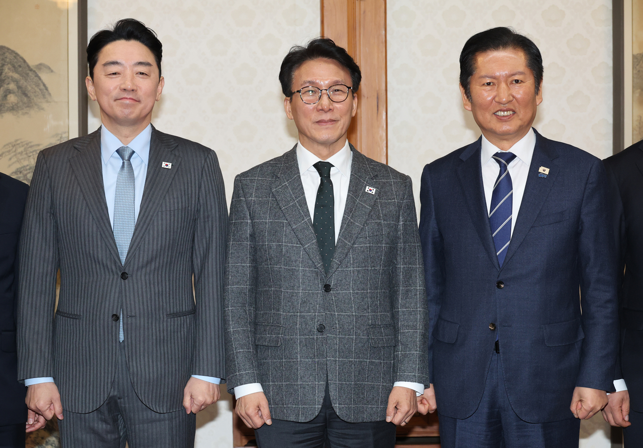 Prime Minister Kim Min-seok (center) poses for a photo with Rep. Jung Chung-rae of the ruling Democratic Party (right) and Kang Hoon-sik, President Lee Jae Myung's chief of staff, at a high-level consultation between the ruling party, the government and the presidential office at the residence of the prime minister in central Seoul on Sunday. (Yonhap)