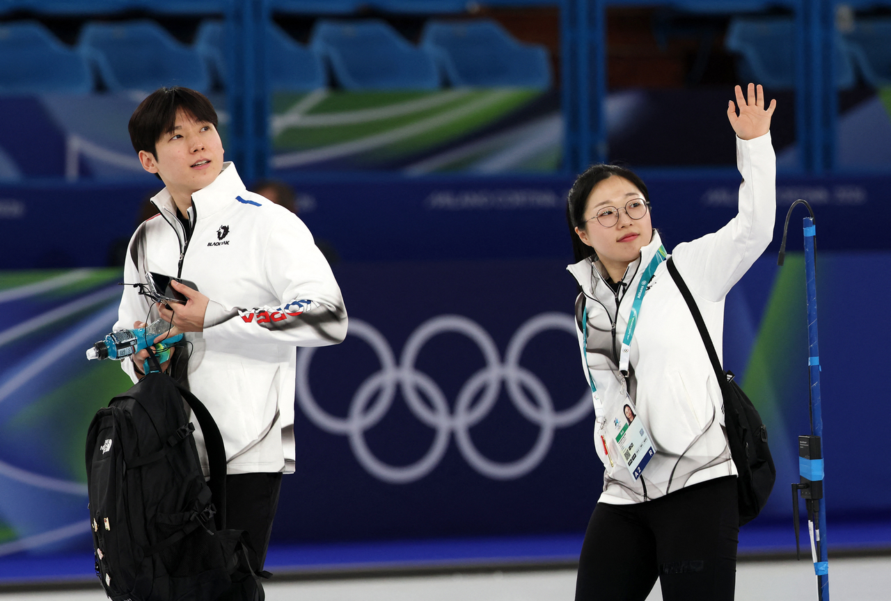 Kim Seon-yeong (right) and Jeong Yeong-seok react after winning against Marie Kaldvee and Harri Lill of Estonia on Sunday. (Reuters via Yonhap)