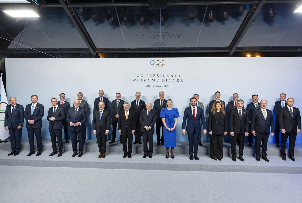 Samsung Electronics Chair Lee Jae-yong (second row, fourth from right) poses for a photo alongside key figures, including IOC President Kirsty Coventry (first row, sixth from right), US Vice President JD Vance (first row, fifth from right) and Italian President Sergio Mattarella (first row, seventh from right), during the gala dinner hosted by the International Olympic Committee on Thursday in Milan, Italy. (Samsung Electronics)