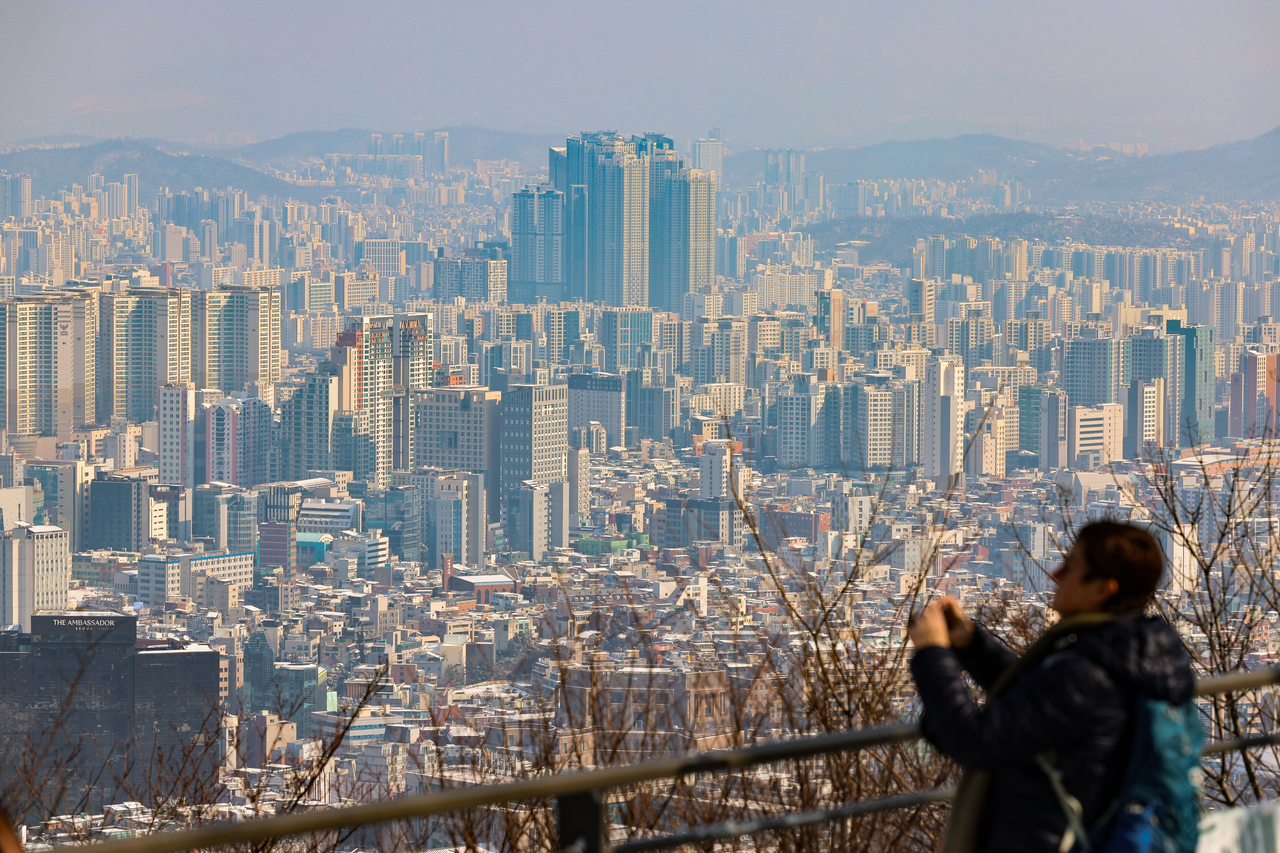 Apartment complexes in Seoul are seen in this photo taken on Feb. 2. (Yonhap)