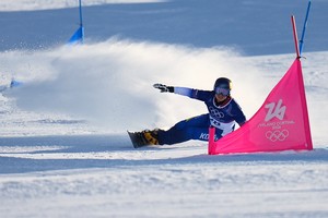 Snowboard medal hopeful Lee Sang-ho reaches knockouts in men's parallel giant slalom