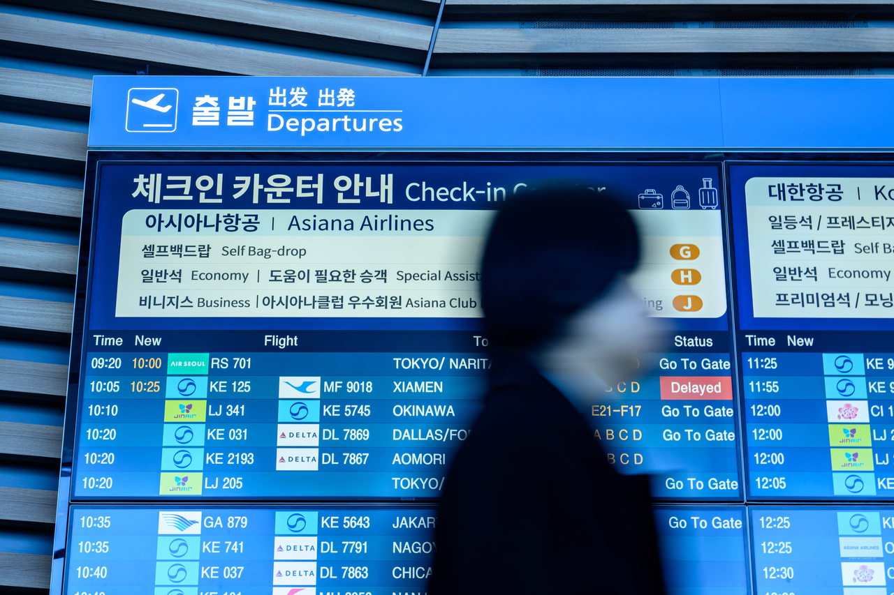 A sign directing passengers to the Asiana Airlines check-in counters is displayed on an electronic board at Incheon Airport’s Terminal 2 on Jan. 14, after Asiana completed its relocation to the terminal. (Yonhap)