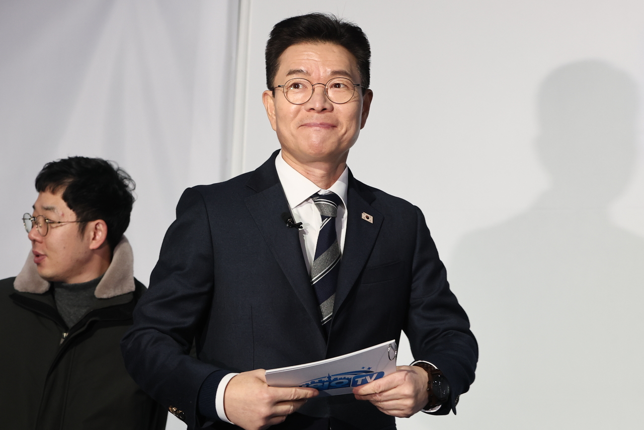 Seongdong-gu Mayor Chong Won-o (center) walks onto the stage during a book concert in Seoul on Sunday. (Yonhap)