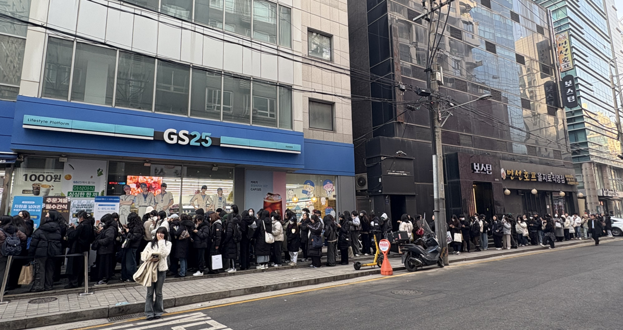GS25 강남동원점 앞 플레이브 협업 상품을 구매하기 위한 긴 줄이 만들어졌다. [GS25제공]