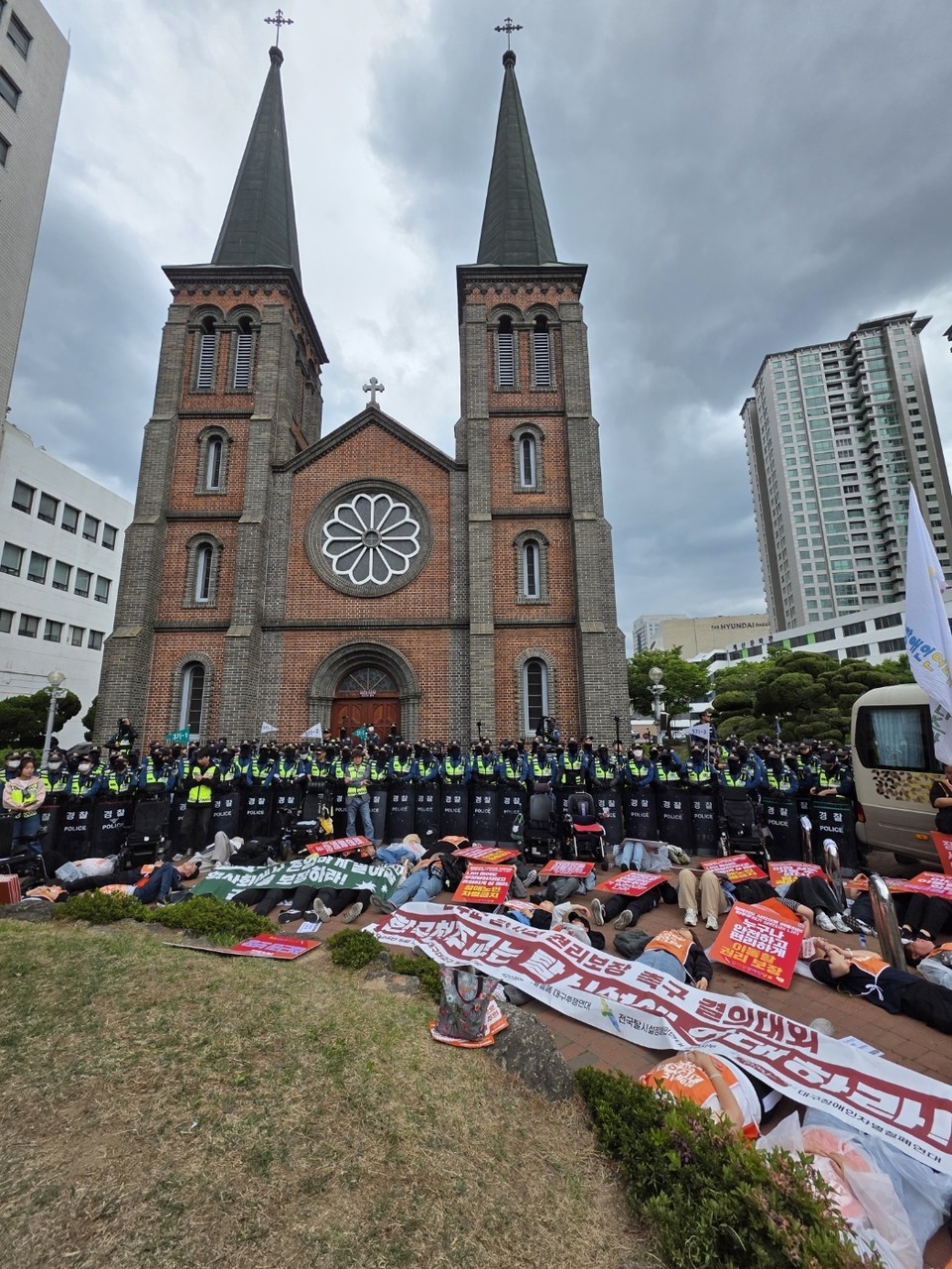 Disability activists protest in front of Gyesan Cathedral in Daegu, urging Korea’s Catholic Church to reconsider its stance on deinstitutionalization, in May 2025. (Solidarity Against Disability Discrimination)