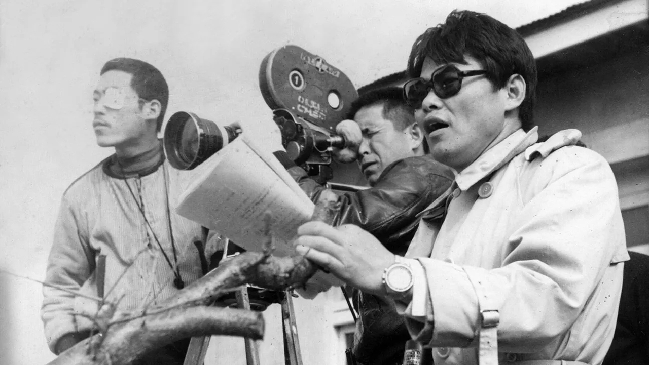 Jung Jin-woo (right) on set during the peak of his career (Korean Film Archive)