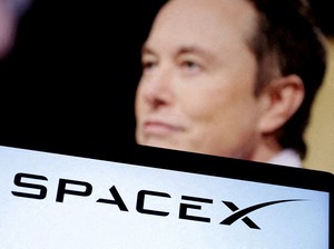 SpaceX shifts focus from Mars to Moon, Musk says