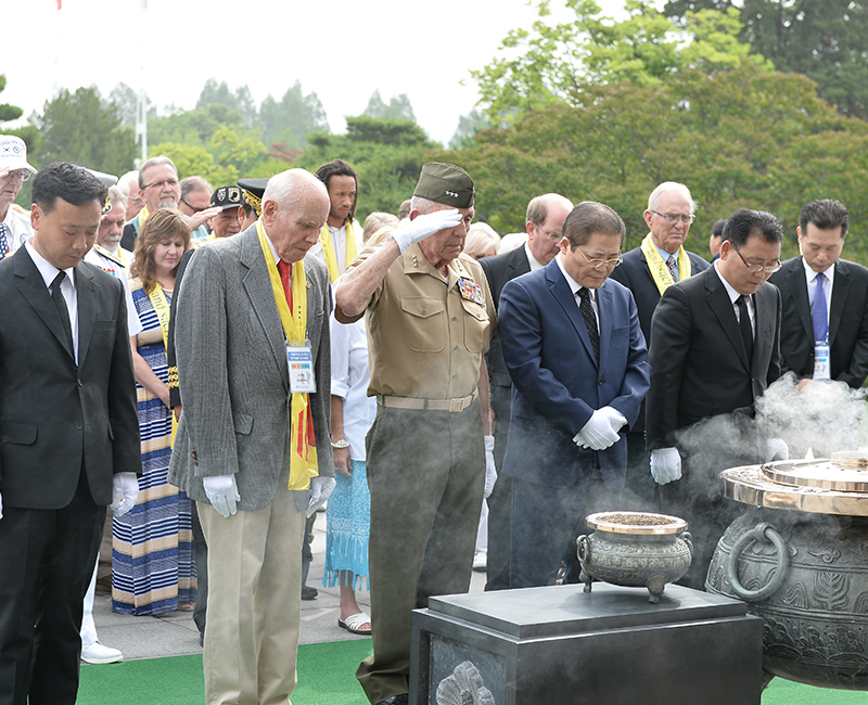 So Kang-suk (second from right) participates in the Korean War veterans memorial remembrance event. (The Sae Eden Church)