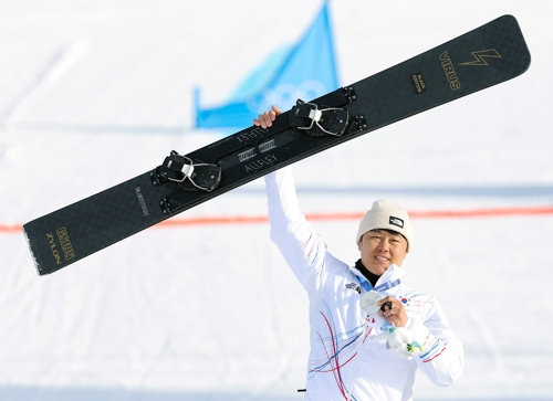 Kim Sang-kyum of South Korea celebrates on the podium after winning the silver medal in the men's parallel giant slalom snowboard event at the Winter Olympics at Livigno Snow Park in Livigno, Italy, on Sunday. (Yonhap)