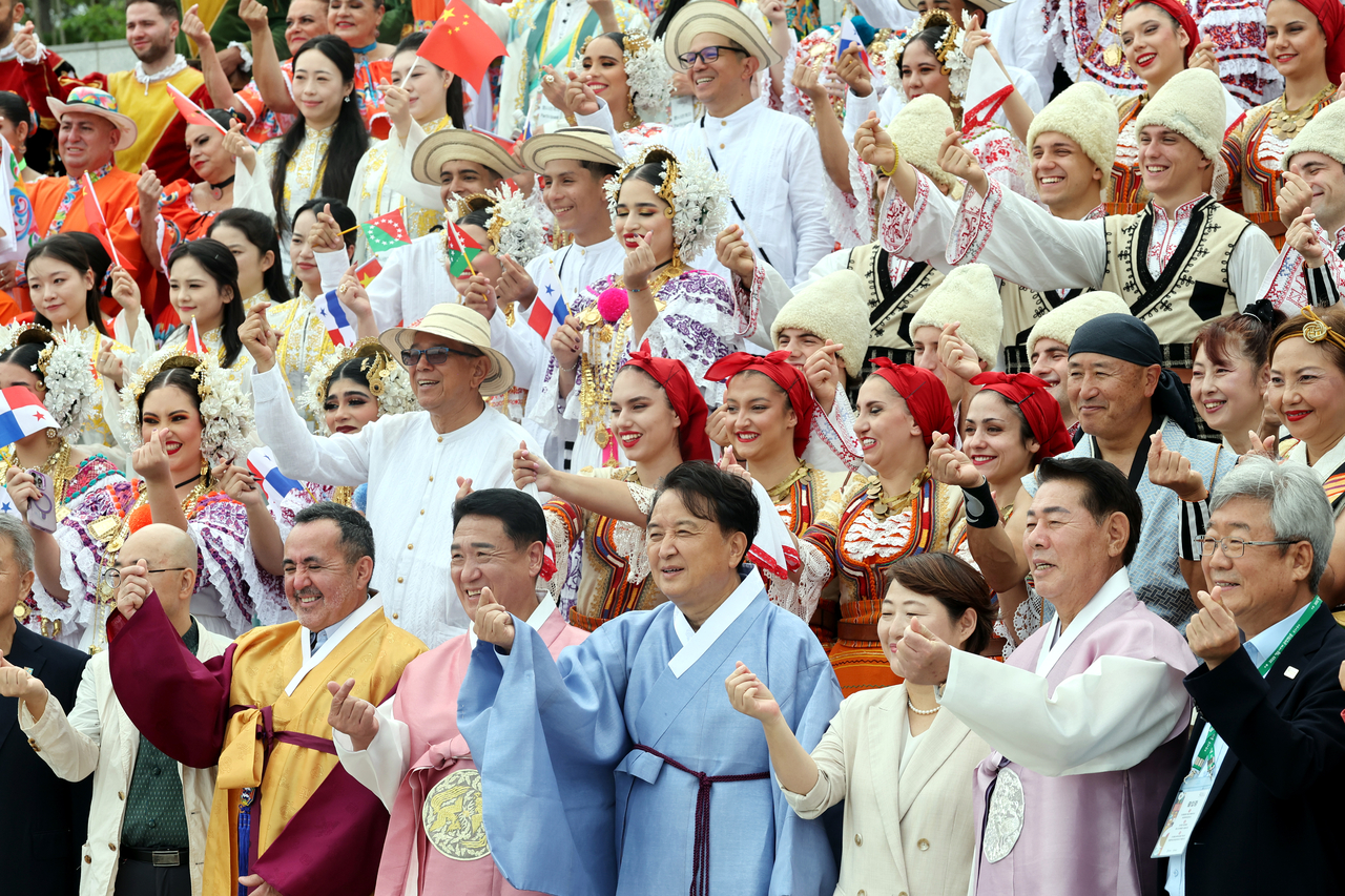 North Chungcheong Province Gov. Kim Young-hwan (fourth from left, front row) poses for a photo with participants during the opening ceremony of the Yeongdong World Traditional Music Expo at the Rainbow Tourism Healing Complex on Sept. 12, 2025. (North Chungcheong Provincial Government)