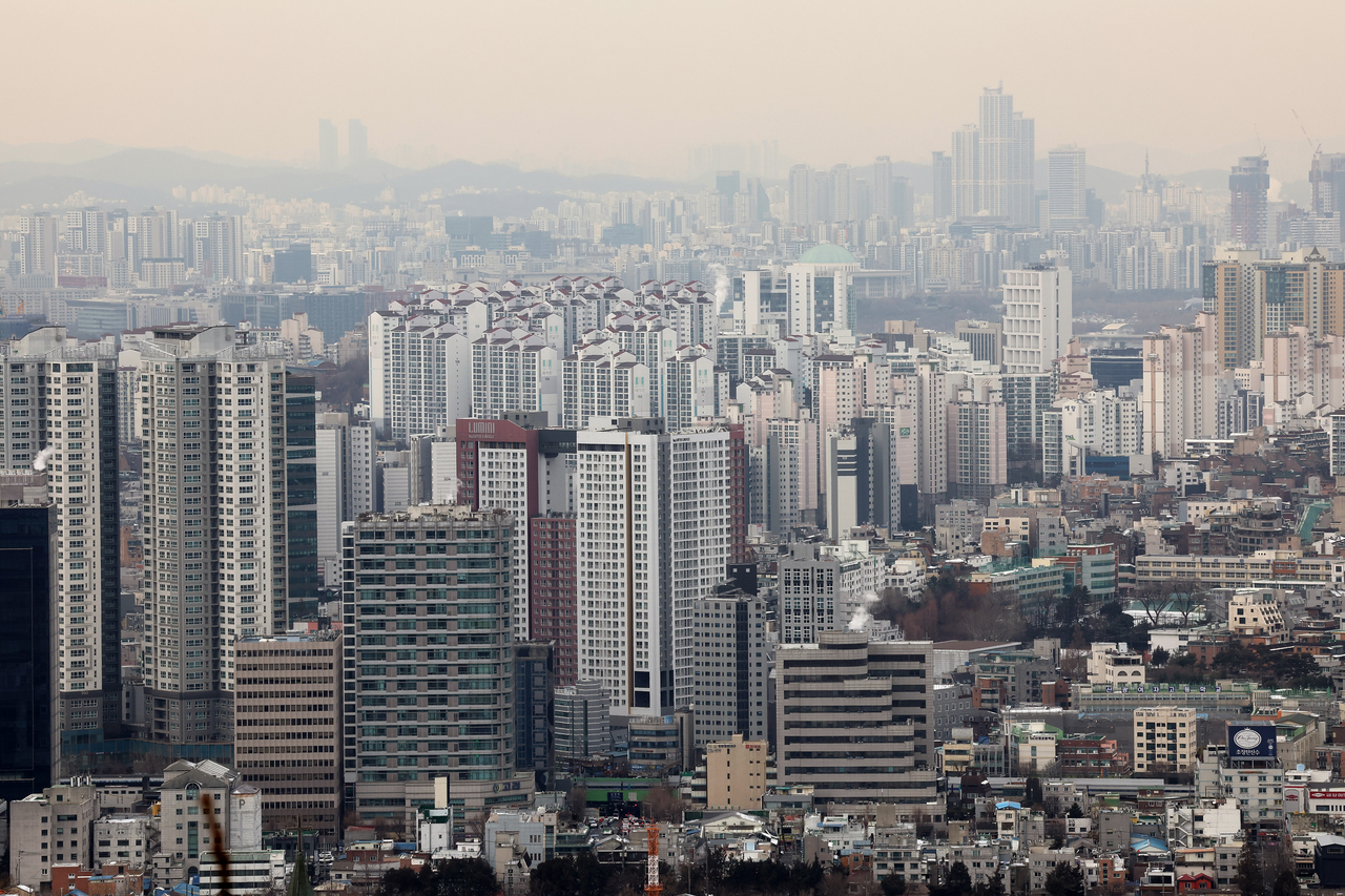 The photo shows apartment complexes and other parts of Seoul as seen from Namsan on January 26. <Yonhap News>
