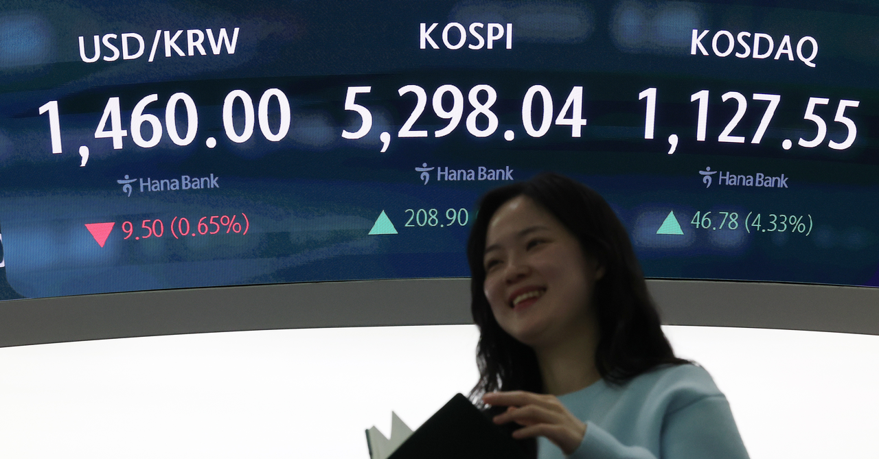 An electronic board showing the Korea Composite Stock Price Index at a dealing room of the Hana Bank headquarters in Seoul on Monday. (Yonhap)