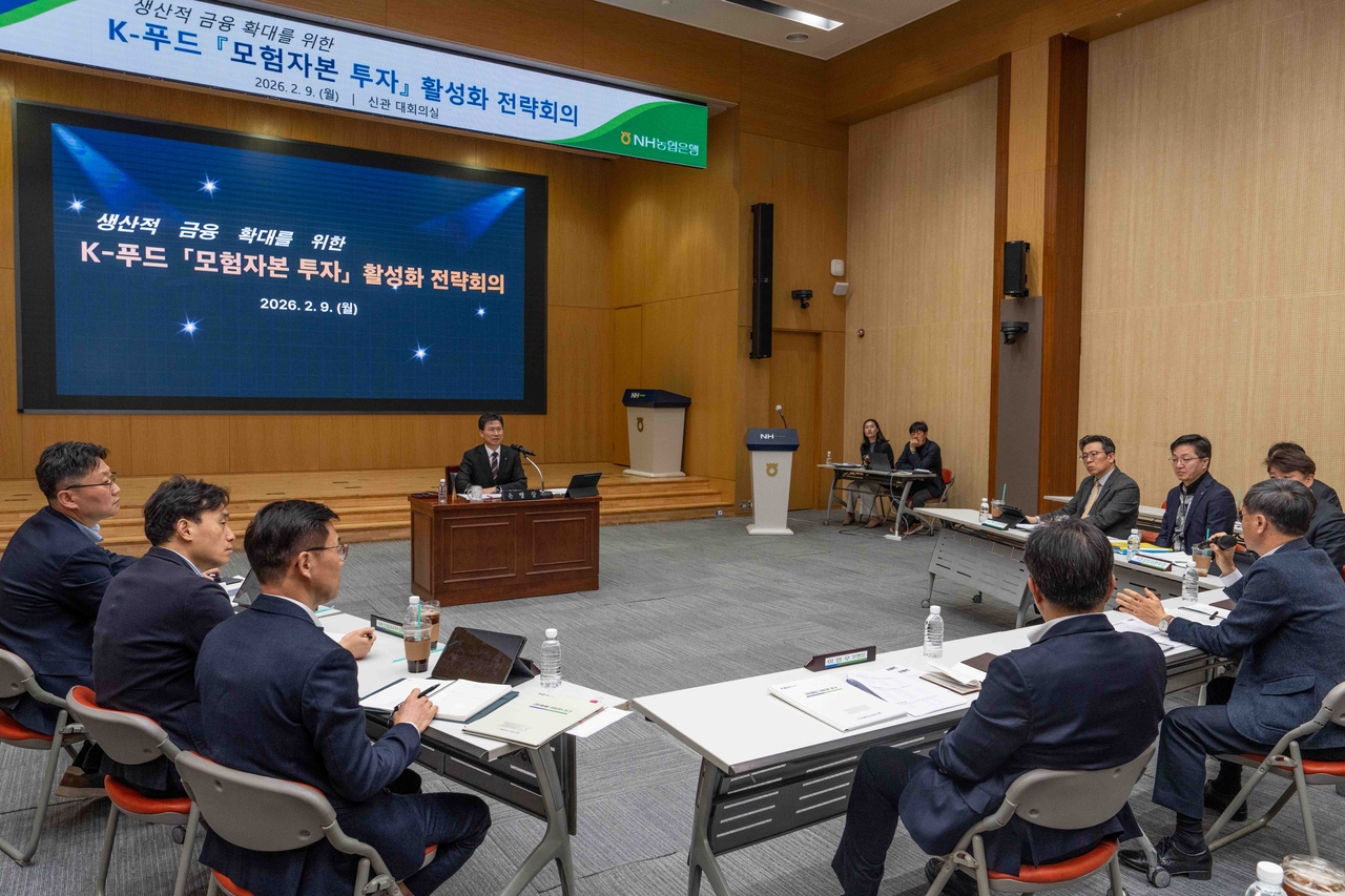 NH Nonghyup Bank CEO Kang Tae-young (center) meets with executives at the K-Food Venture Capital Investment Strategy Meeting at the bank’s Seoul headquarters on Monday. (NH Nonghyup Bank)