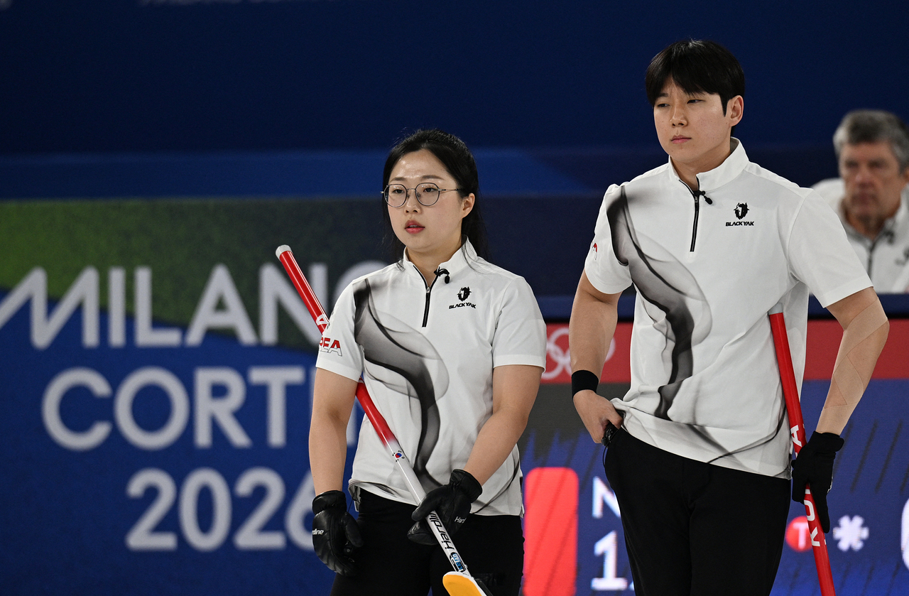 Kim Seon-yeong (L) and Jeong Yeong-seok of South Korea look on during their round-robin match against Norway in the mixed doubles curling tournament of the Winter Olympics at Cortina Curling Olympic Stadium in Cortina d'Ampezzo, Italy, Monday. (Reuters-Yonhap)