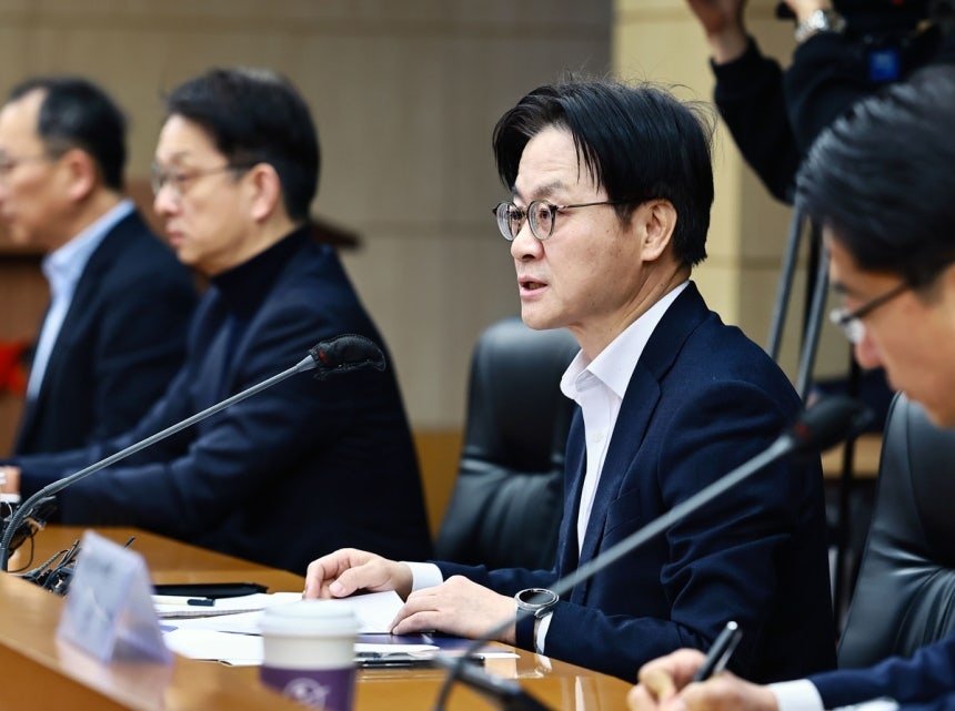 Industry Minister Kim Jung-kwan speaks at an emergency meeting with six major business groups at the Korea Trade Insurance Corp. headquarters in Seoul on Monday. (Industry Ministry)